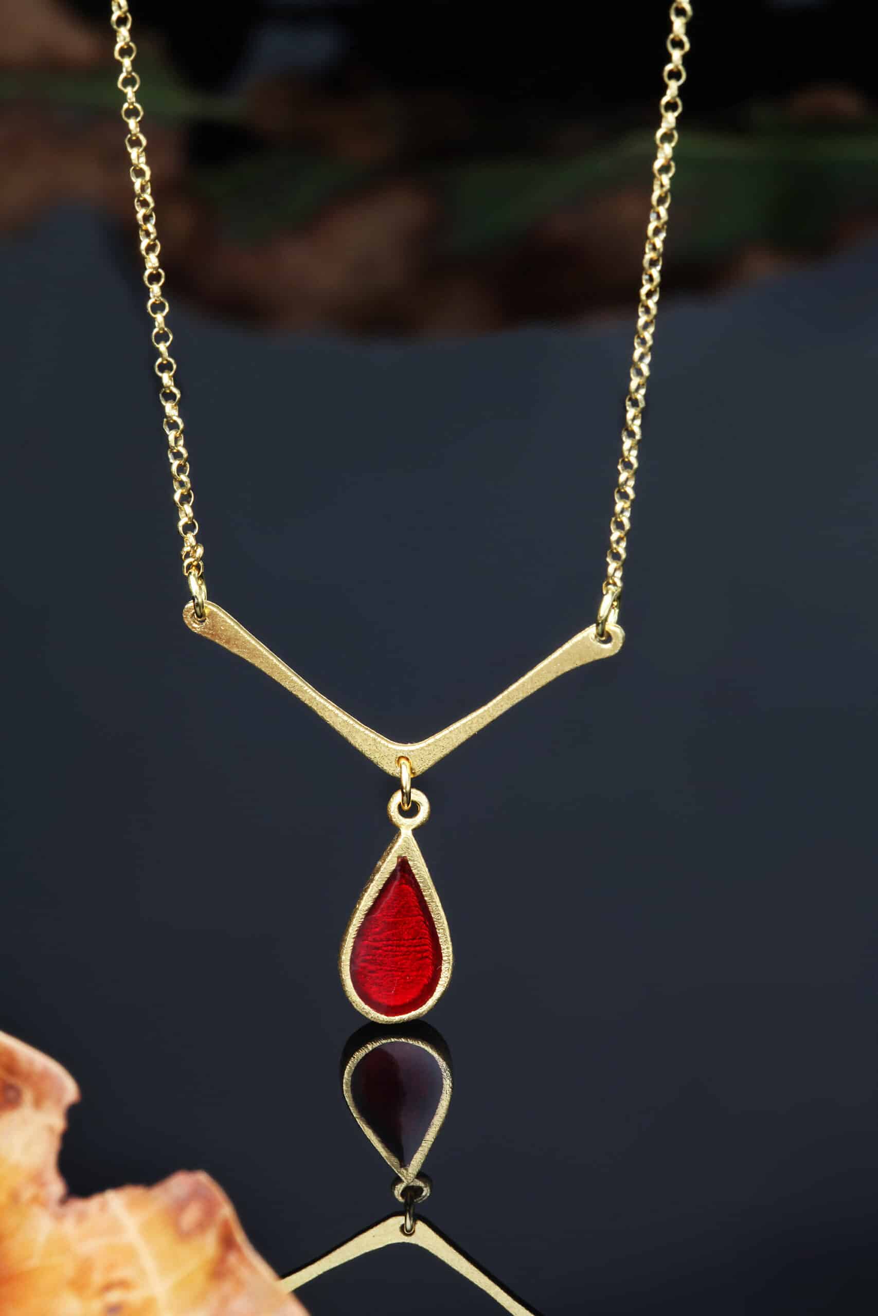 Drop gold plated silver necklace with red enamel main