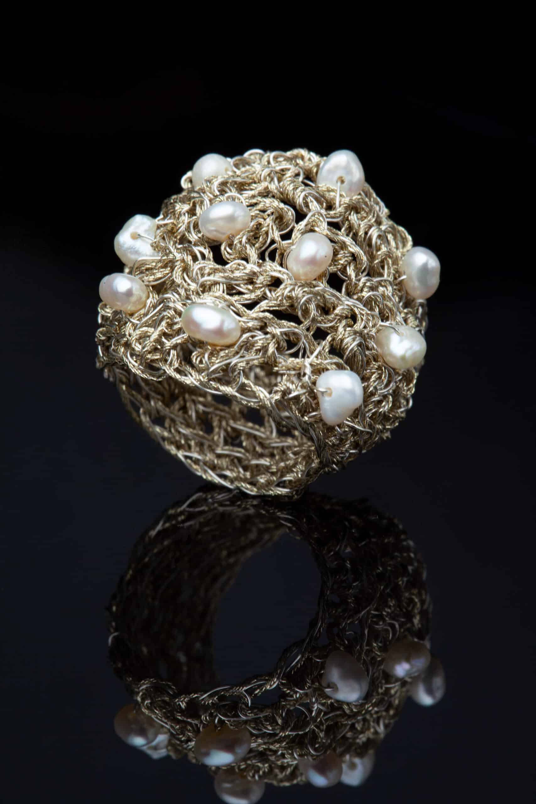 Crochet knit silver ring with golden threads and pearls main