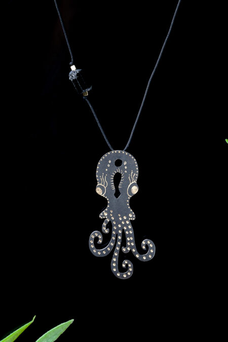 Octopus engraved black bronze necklace main