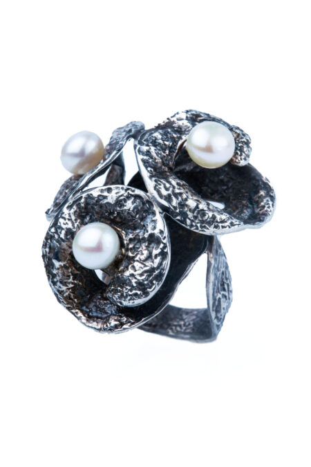 Oxidized silver ring with pearls main