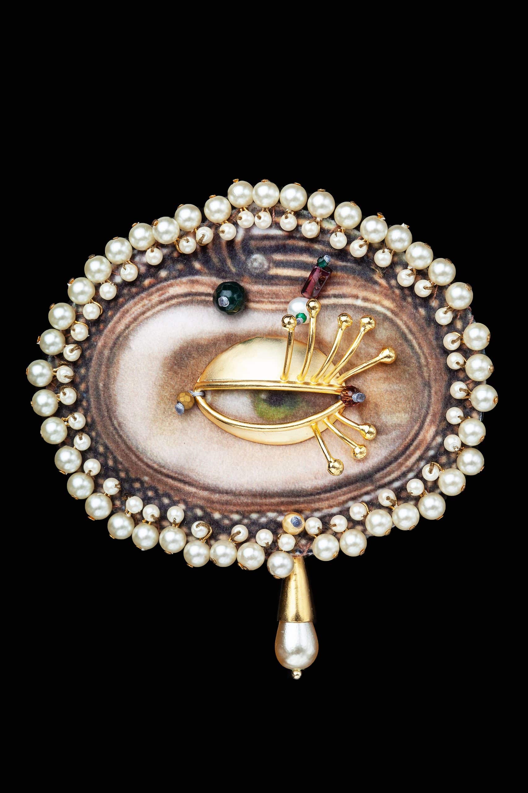 Eye unique brooch with pearls main