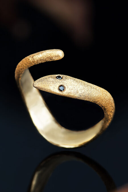 Snake gold plated silver ring with black zircon main
